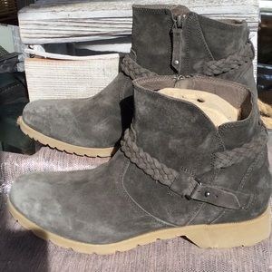 Teva woman’s size 9.5 short boot